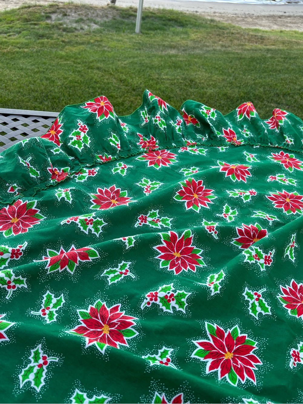 Vtg Christmas Poinsettia Round Tablecloth 70” Green Cotton Ruffle Border EUC